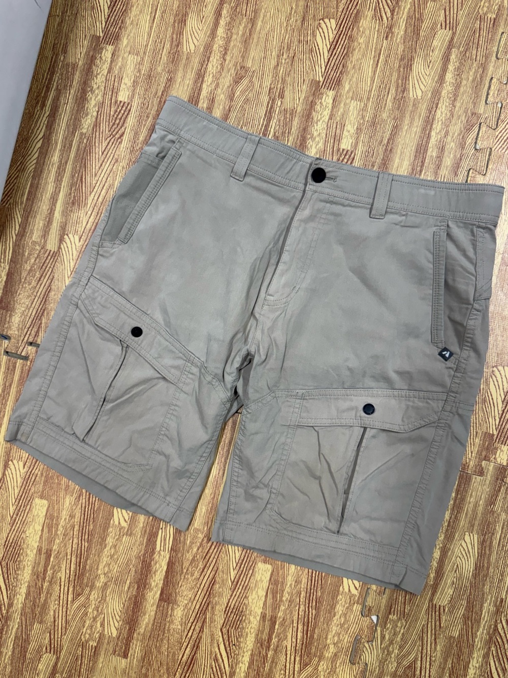Eddie Bauer First Ascent Cargo Shorts Men’s 34 Khaki Mr Guides Day Off Cargo